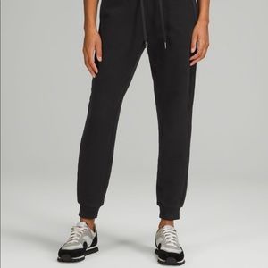 Lululemon Scuba High-Rise Jogger Size 6